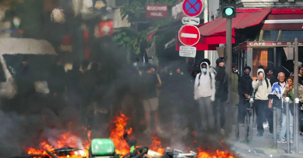 Paris police warn on student protests