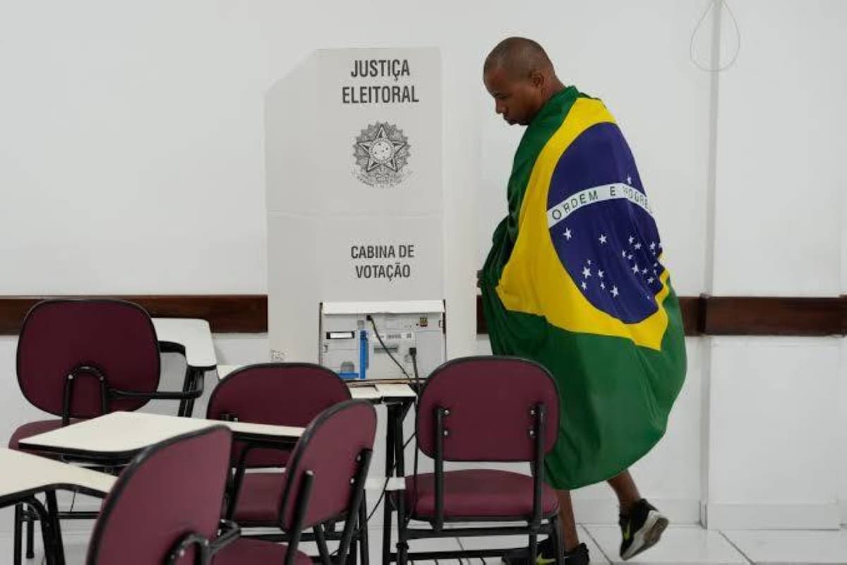 Without Flávio Bolsonaro, he might face runoff