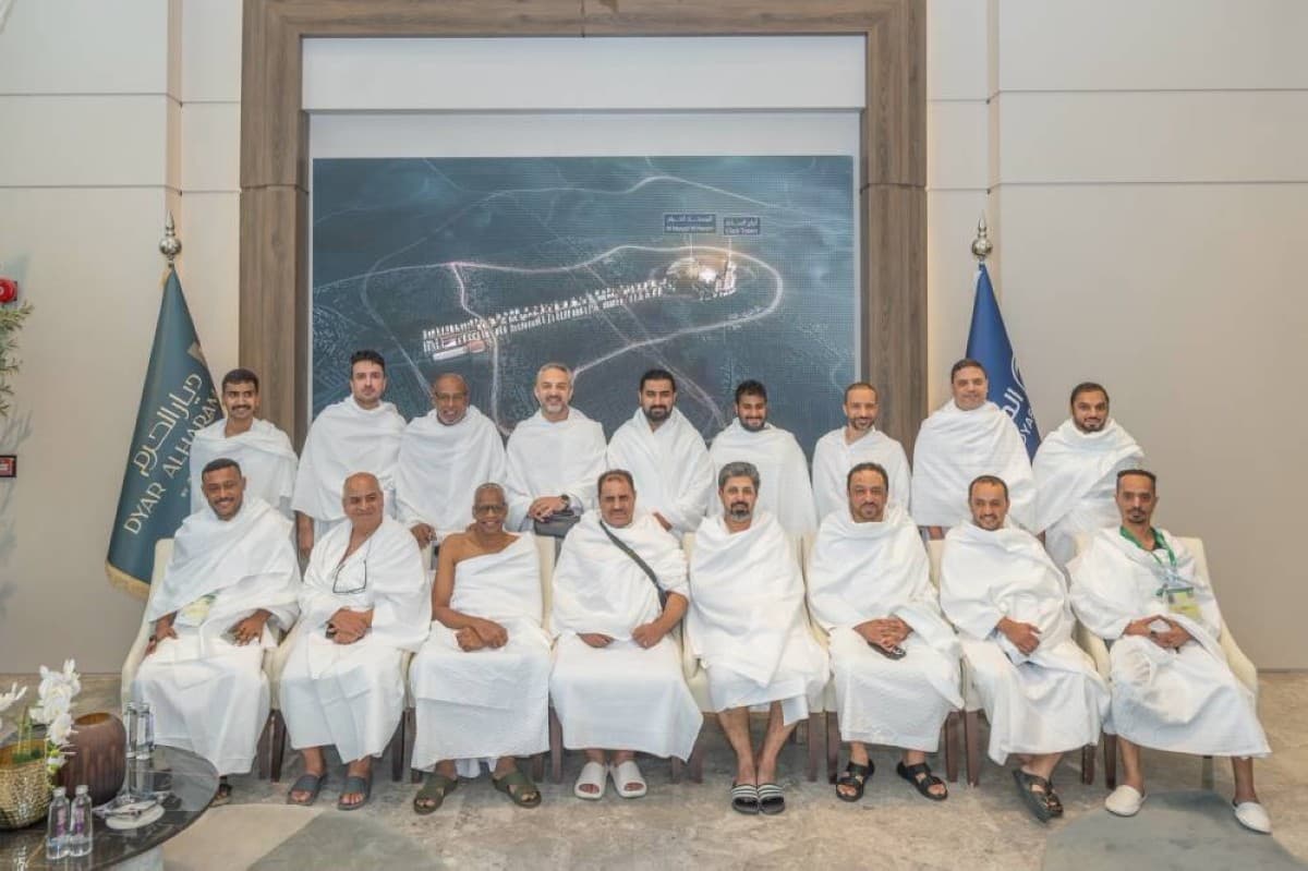 وفد خليجي 27 يؤدي العمرة