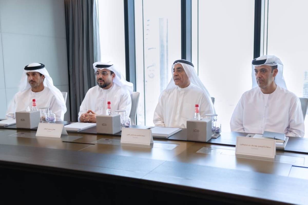 Maktoum bin Muhammad leads economic development meeting