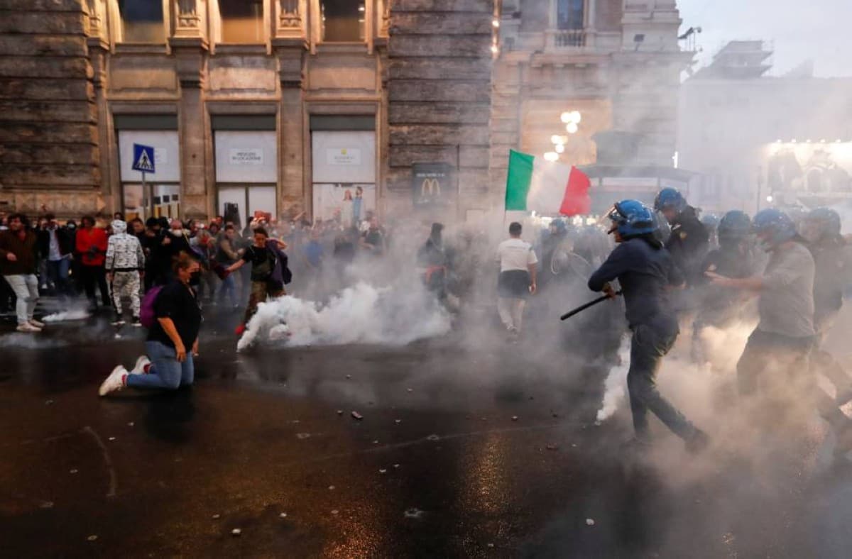 Italy protests face rioting and looting