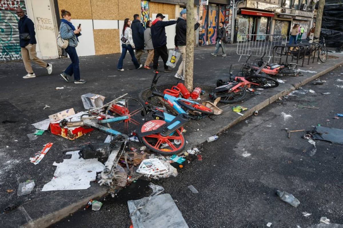 Global media reports France chaos
