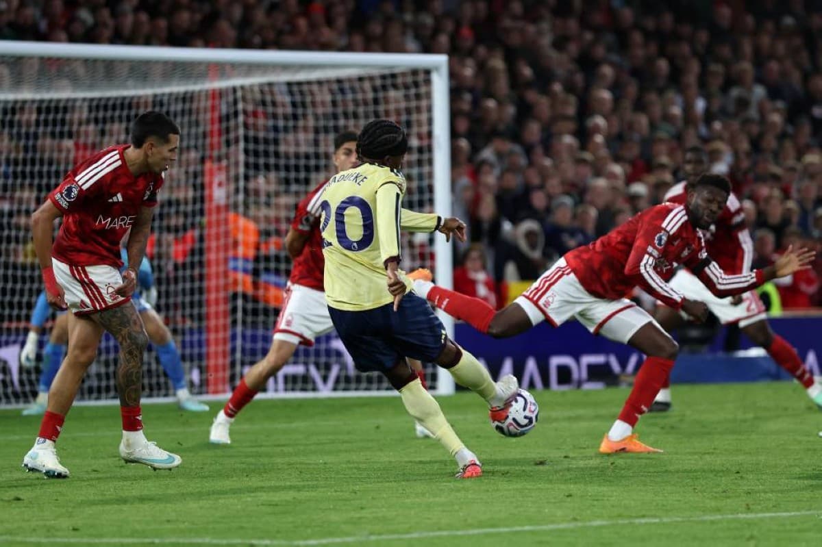 Arsenal wins to lead EPL