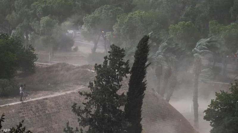 عاصفة في قبرص تؤثر على الطيران وسفينة تنحرف نحو الصخور