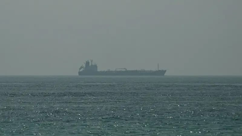 Unkown projectile hits tanker in Hormuz