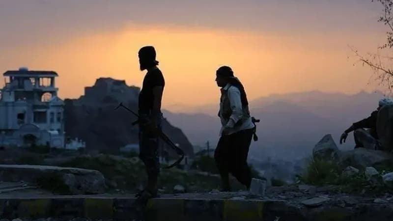 Houthis Dig Trenches and Mine Near Bab al-Mandab