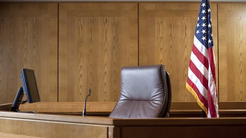 Public Prosecutor Dies in Court