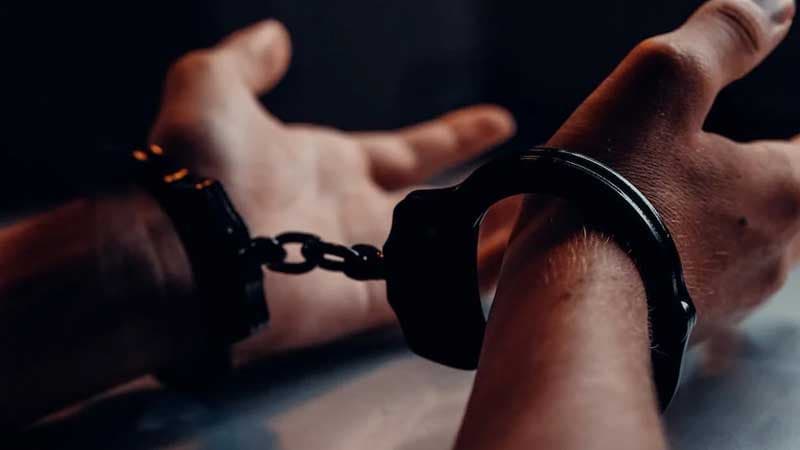 تاجر حمامات يرفض بيع مياه يوقف
