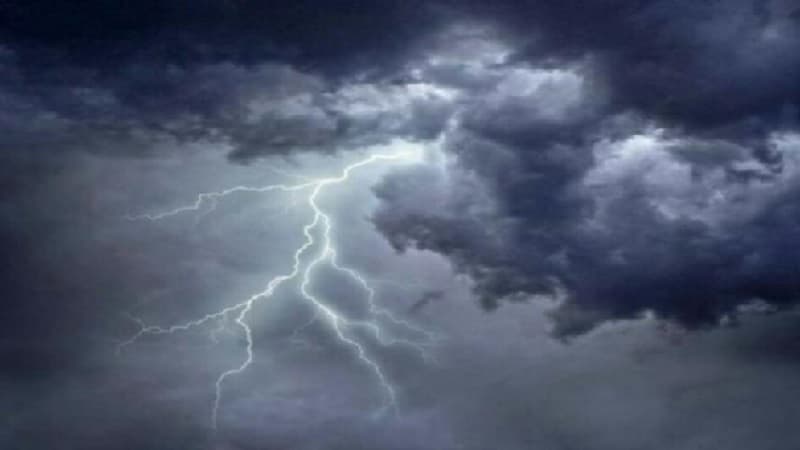 طقس الليلة: أمطار وعواصف ببعض المناطق