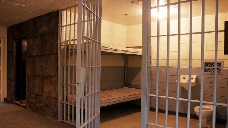 Survivor American woman returned to prison