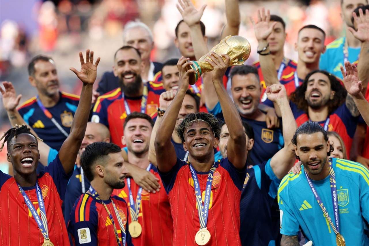 Trump presents World Cup to Spain