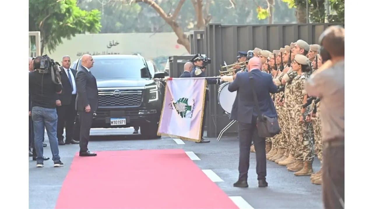 عون يحث على عدم التأثر بالمستائين