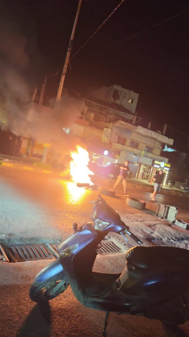 محتجون يقطعون طريق البداوي ليلاً