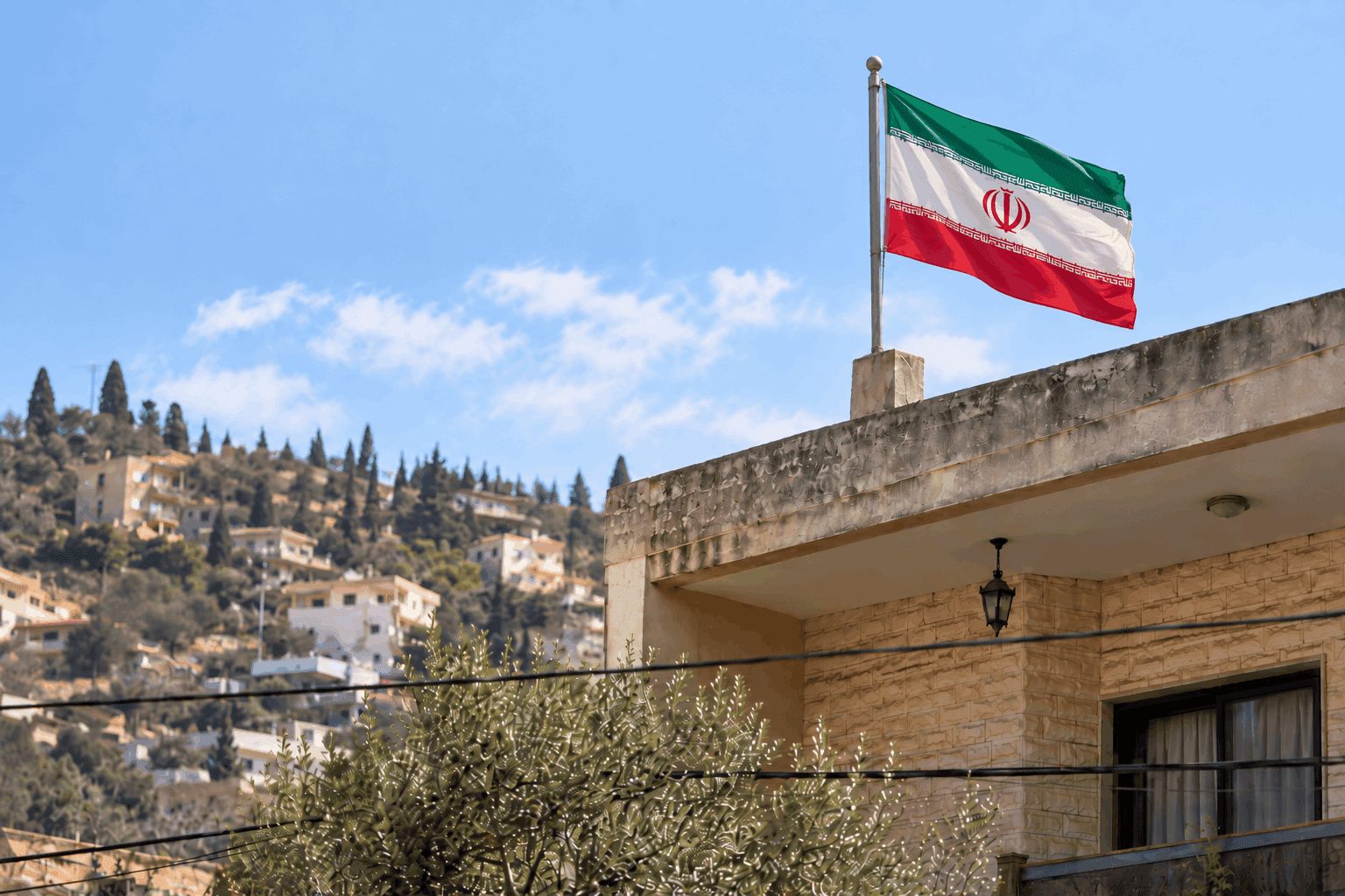 Judiciary orders removal of Iranian flag in Lebanon