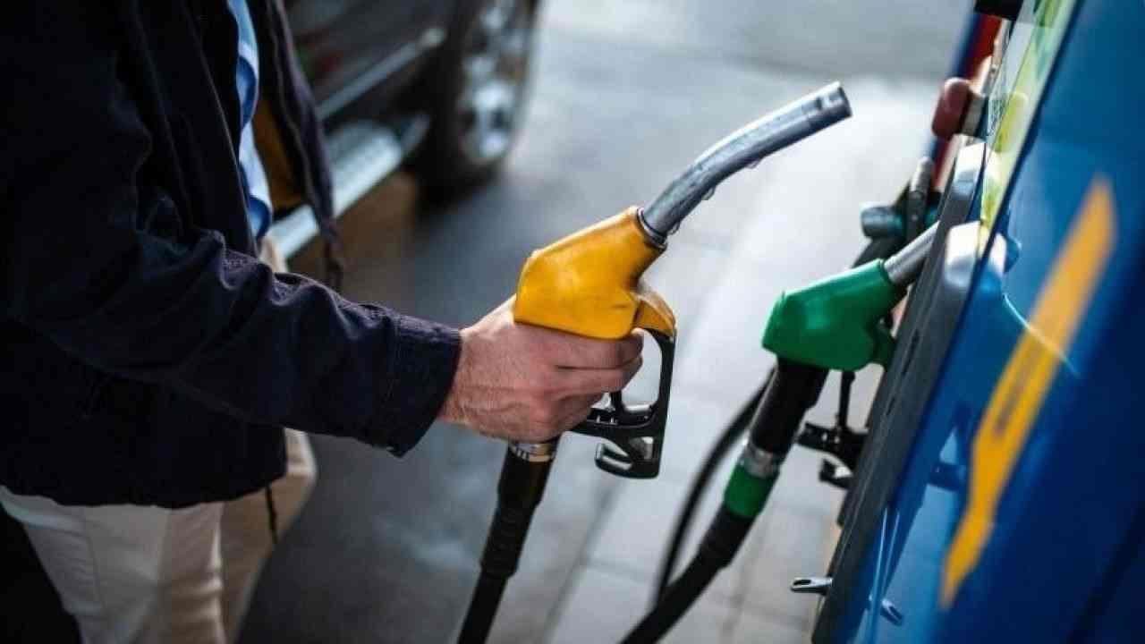 إلغاء ضريبة البنزين وزيادة بدل النقل