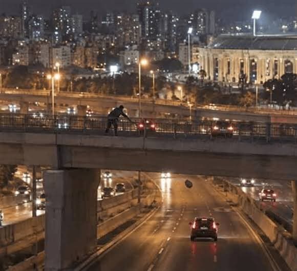 إيقاف من يرمون الحجارة على السيارات في المطار والحجار يوضح الأمر