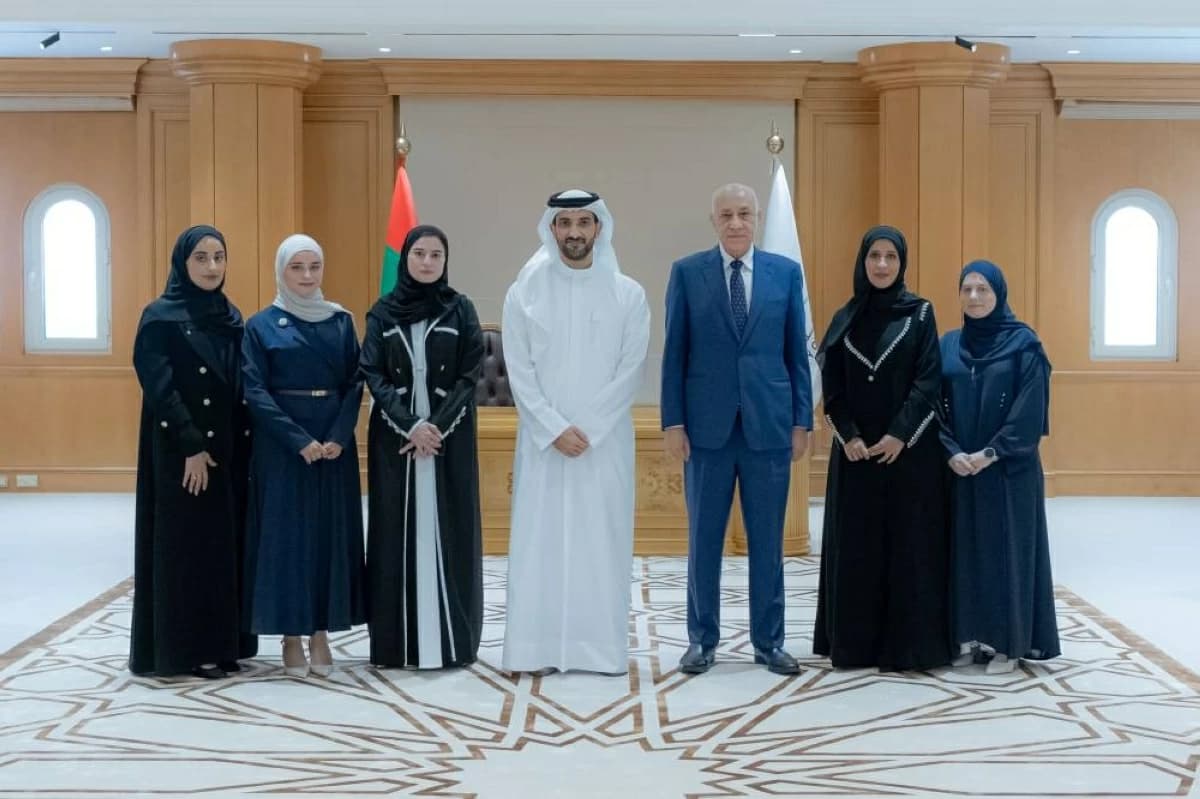 سلطان بن أحمد يلتقي خريجي دكتوراه الجامعتين