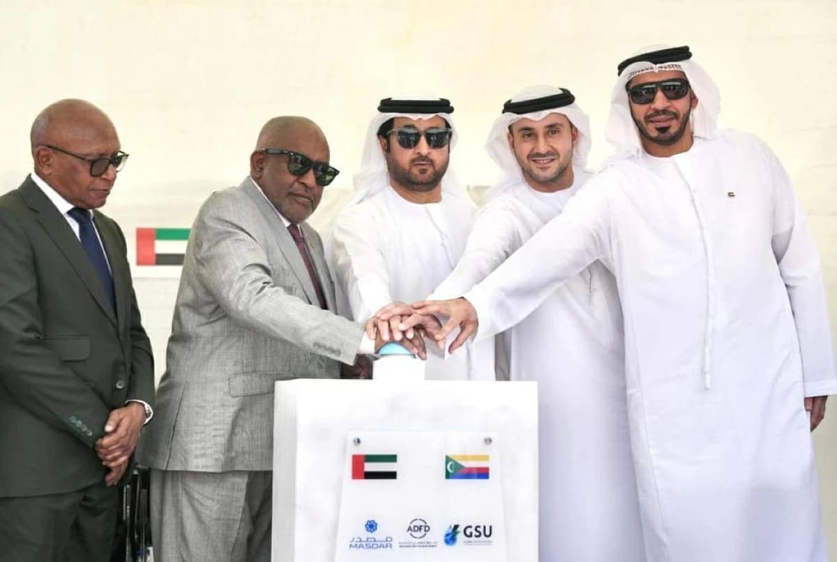 الإمارات تبني 3 محطات شمسية في جمهورية القمر