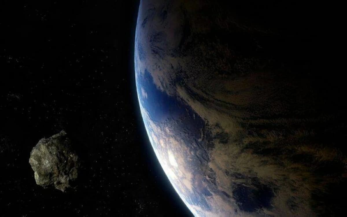 كويكب صغير يقترب من الغلاف الجوي