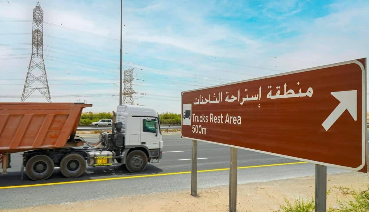 دبي تبدأ حظر الشاحنات من أكتوبر
