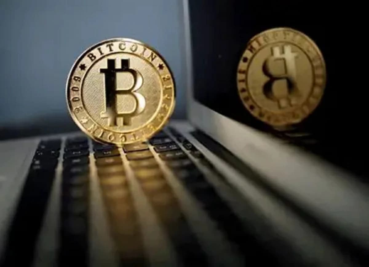البيتكوين تراجع عن 83 ألف دولار