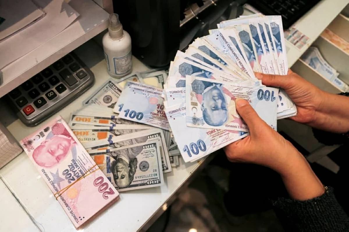 تركيا تتولى حقوق المساهمين بثلاثة بنوك ومدينتين