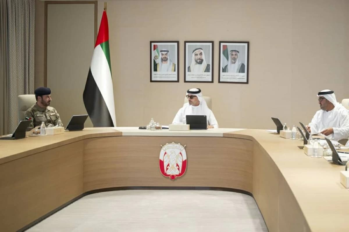 هزاع بن زايد يستقبل وفد شرطة أبوظبي