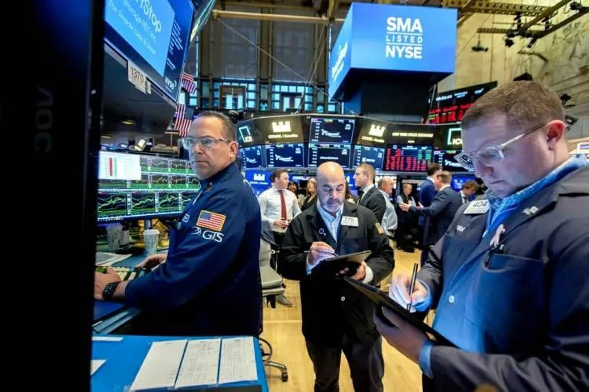 Dow jumps 400 points amid bond and oil decline