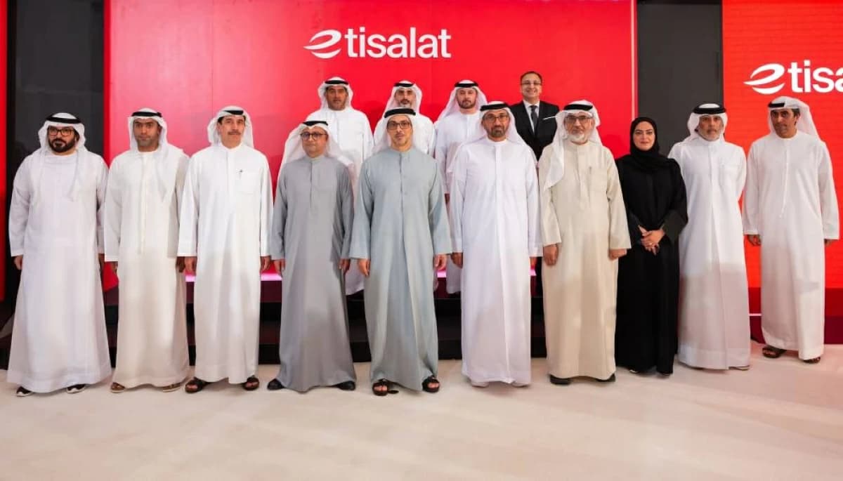 منصور بن زايد يطلق مشروع اتصالات للبنية الرقمية