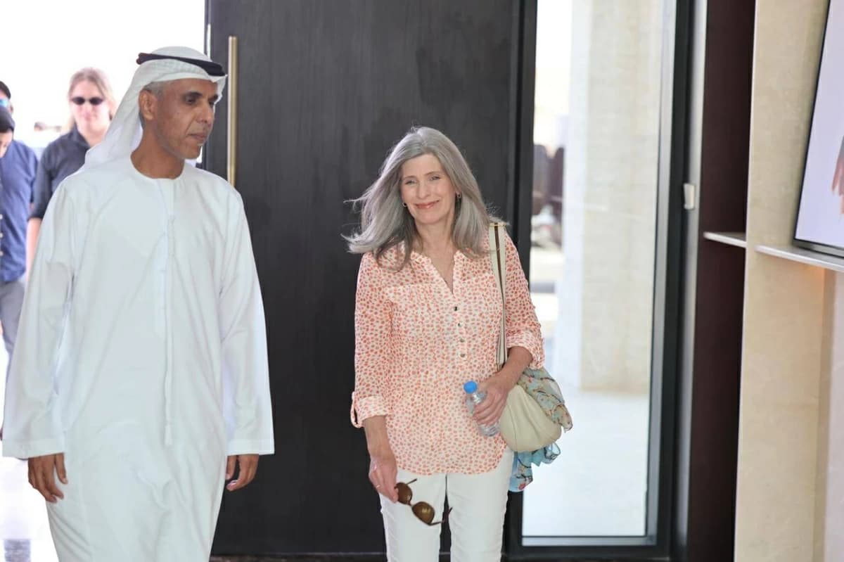 عضوة في مجلس الشيوخ الأمريكي تتابع سباق الهجن بالعين