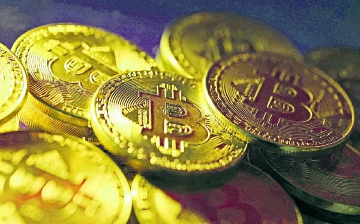 بيتكوين تنخفض عن 83 ألف دولار