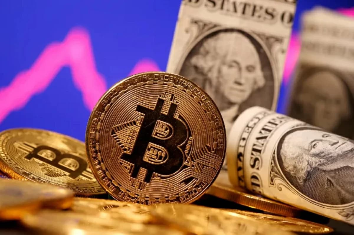 بيتكوين يتجاوز 82 ألف دولار