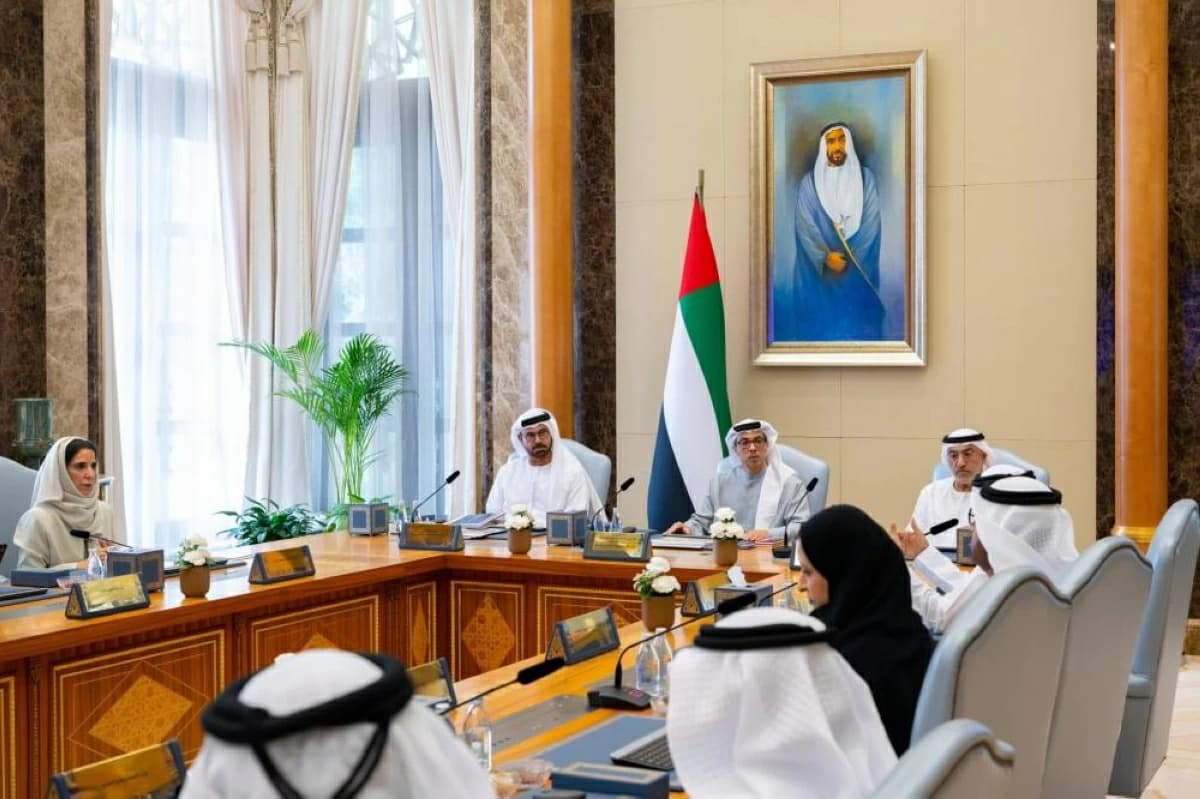 منصور بن زايد يعزز النموذج الحكومي بالذكاء الاصطناعي