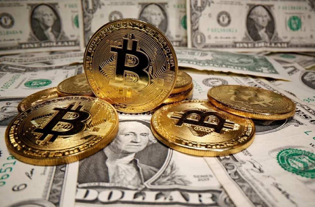 الدولار يتراجع وبيتكوين يتعافى