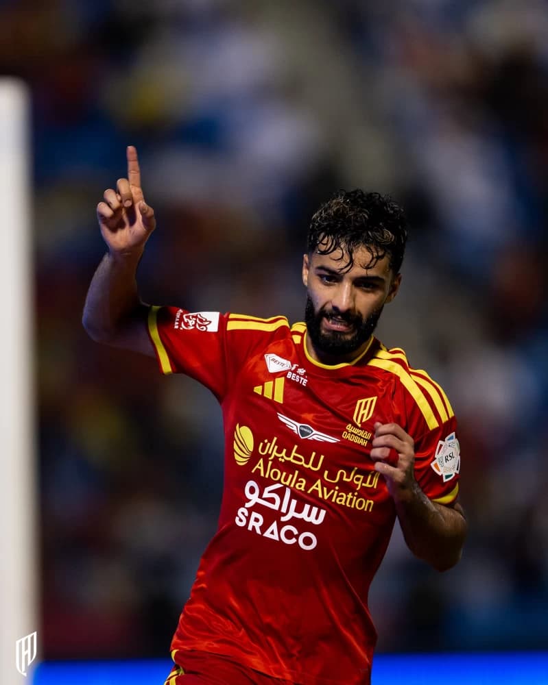 القادسية يتصدر دوري السعودية