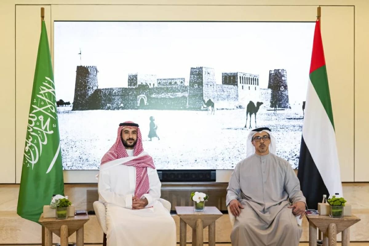 منصور بن زايد وخالد بن سلمان يتفقان على تعزيز التعاون