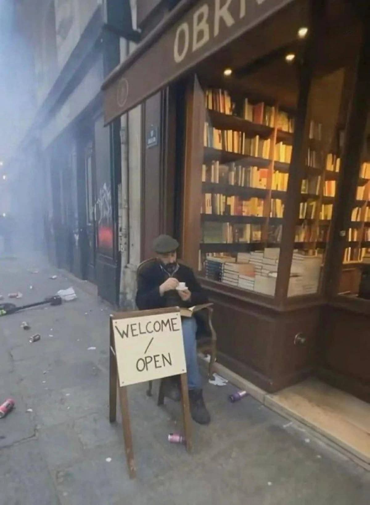 مكتبة تثير الجدل في مظاهرات فرنسا