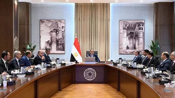رئيس الوزراء يراقب توافر السلع والأسواق