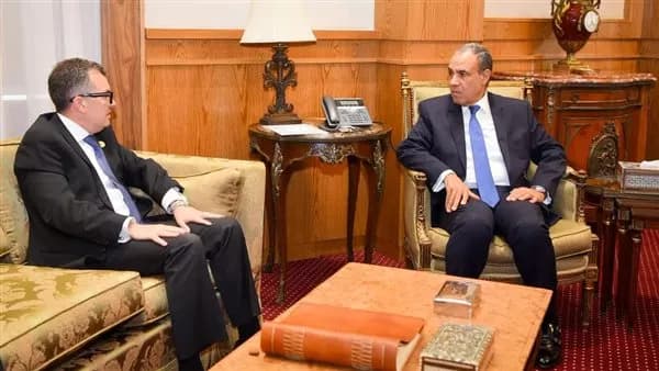 وزيرا الخارجية والتخطيط يناقشان تعزيز التعاون مع المؤسسات المالية