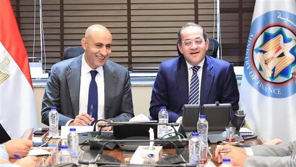 الحكومة تقر زيادة مرتبات المعلمين قريبًا