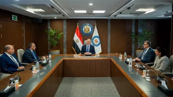 وزير النفط يواصل مراقبة زيادة الإنتاج