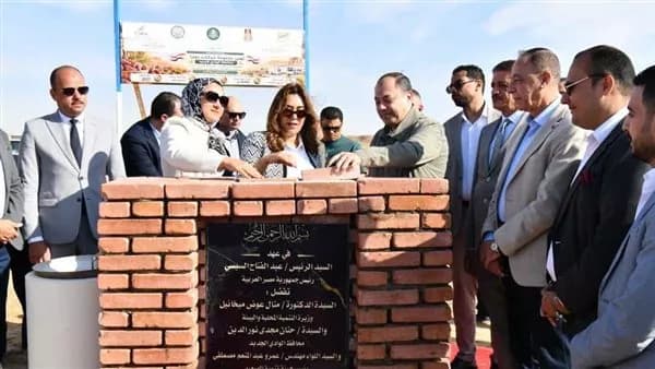 حجر الأساس لمجمع التمور في الخارجة