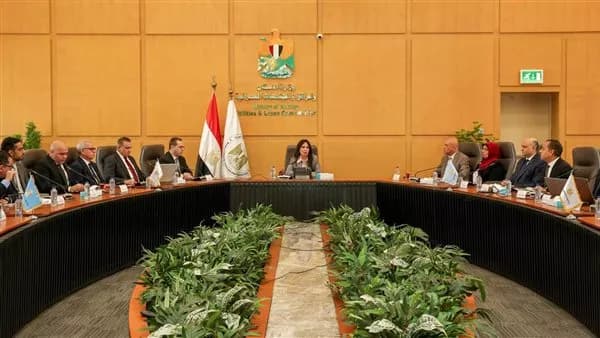 وزيرة الإسكان تتابع ملف الأراضي في المدن الجديدة