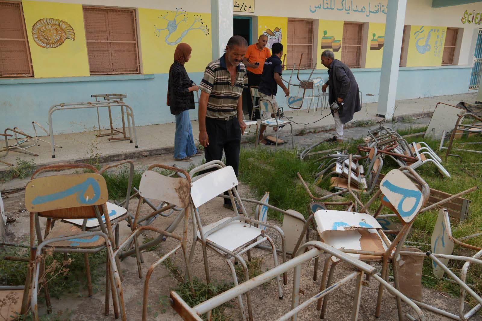 Mobile workshop repairs school furniture in Jendouba