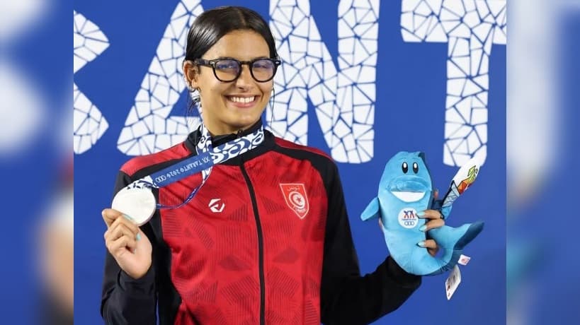 آمنة بن حسونة تتوج فضية 100م سباحة الزعانف