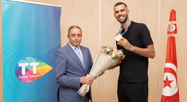 اتصالات تونس تكرم البطل الأولمبي فراس القطوسي