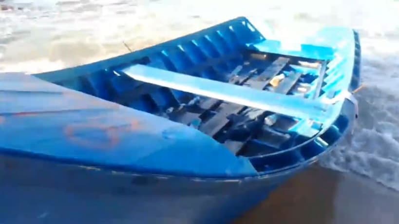 Bizerte: Empty boat washes ashore at Ras Enkla