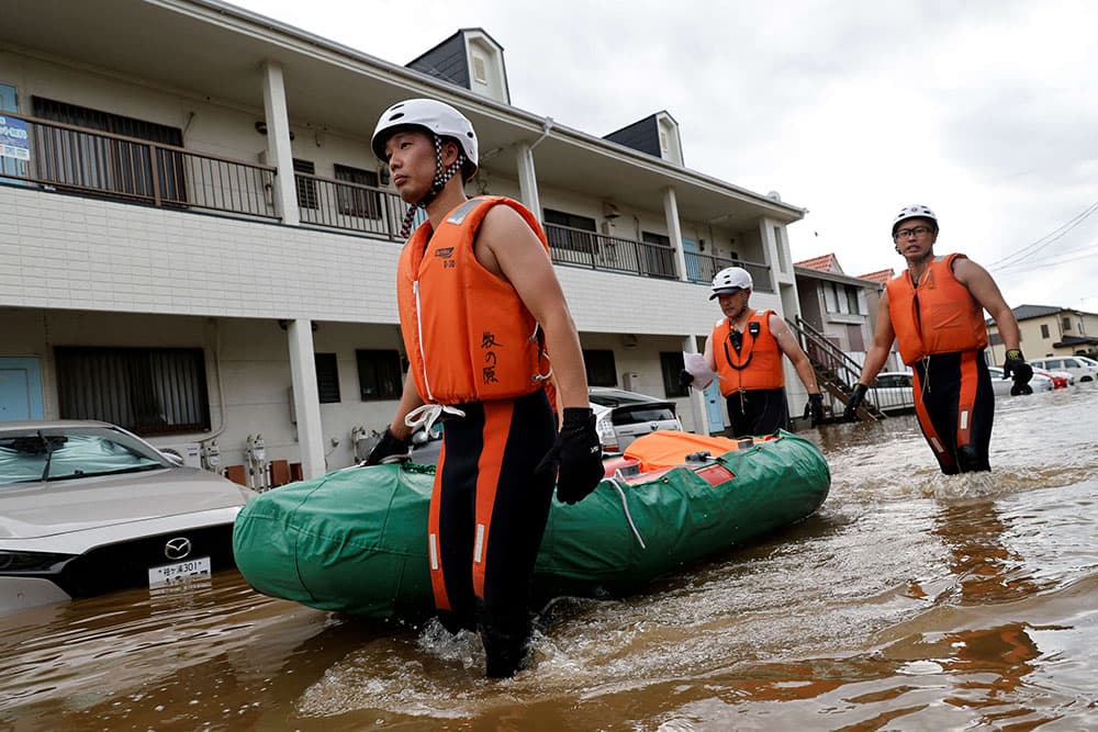 Typhoon Dujan impacts Japan with casualties