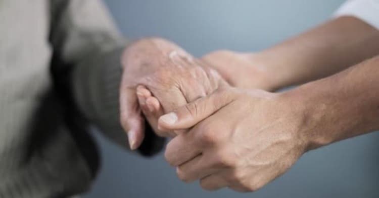 توصيات لتعزيز رعاية المسنين