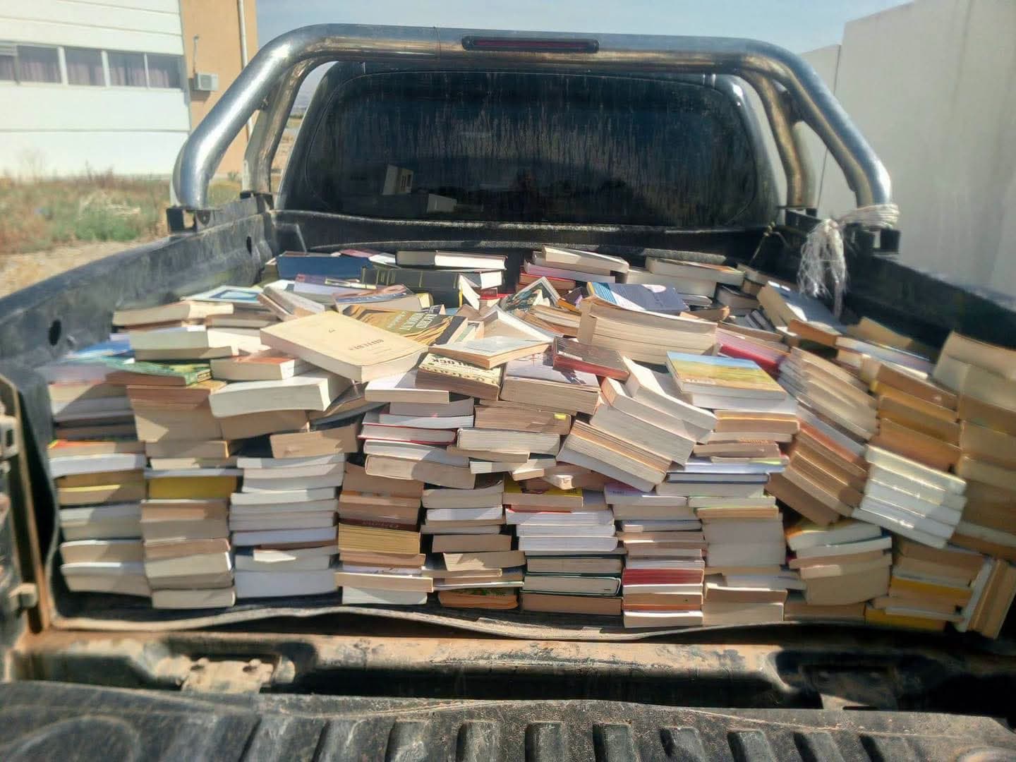 عائلة أستاذة تتبرع بمكتبها للمعهد النموذجي